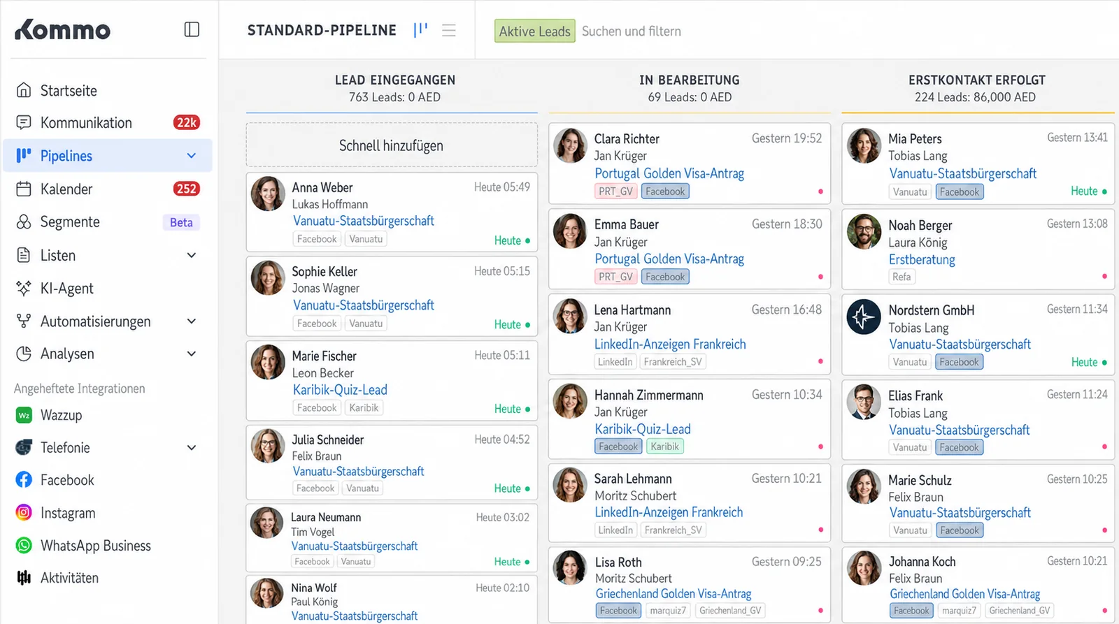 The Kommo interface in German: the Startseite, Kommunikation and Pipelines menu and a sales pipeline with deal cards
